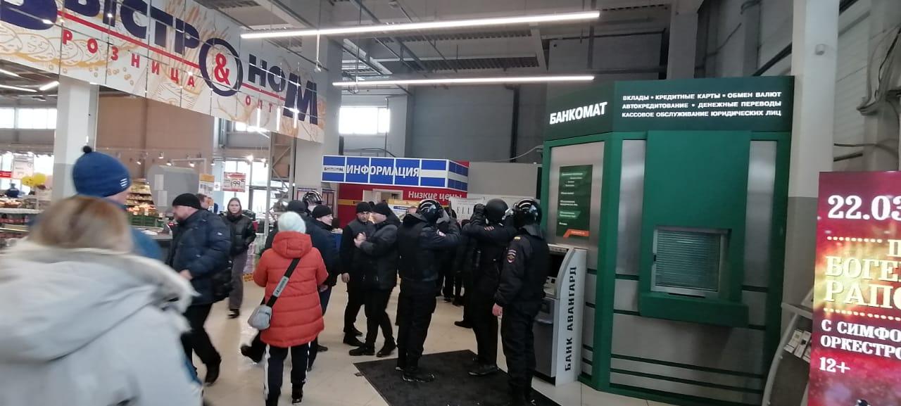 Фото В Новосибирской области очевидец сообщил о массовом задержании подростков в ТЦ 